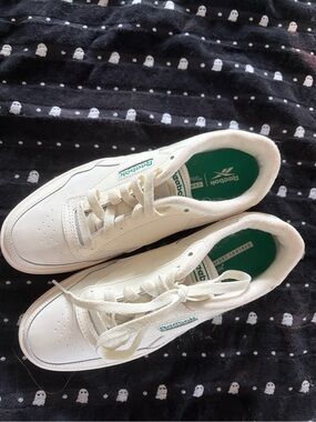 Reebok Women’s Shoe w/ Green